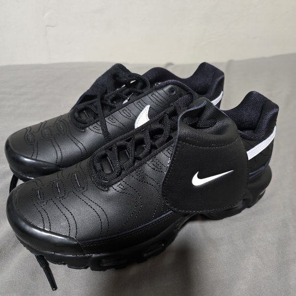 Nike Women's Air Max Plus Size 7.5 Tiempo Black White. - Picture 3 of 8